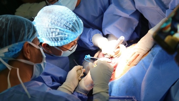 Hai bệnh viện phối hợp mổ thông đường thở cho bé trong bụng mẹ