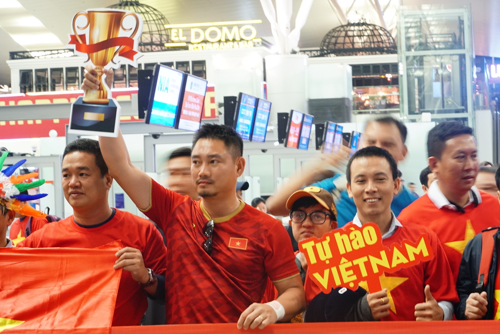 CĐV nhuốm đỏ sân bay Tân Sơn Nhất, lên đường 'tiếp lửa' đội tuyển Việt Nam