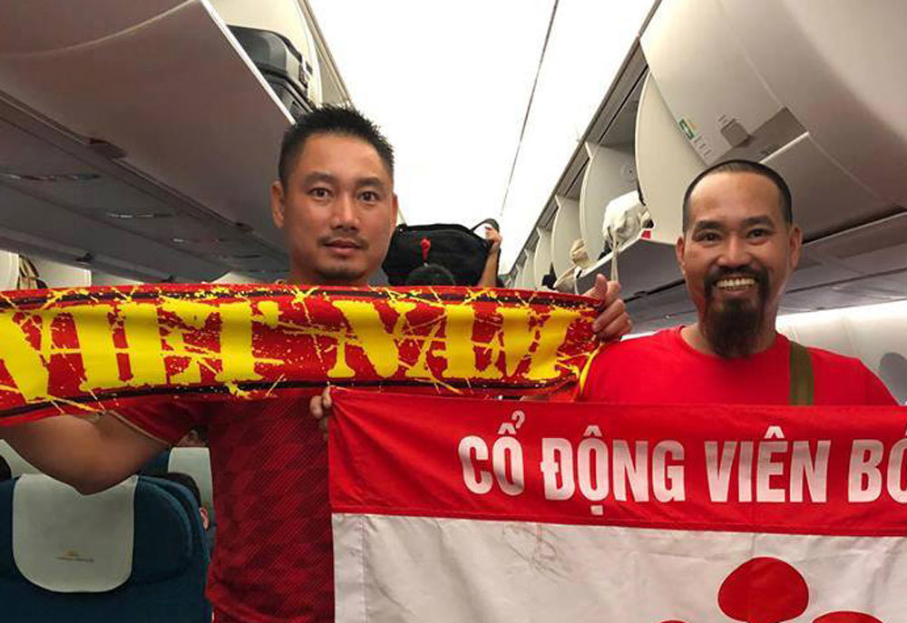 CĐV nhuốm đỏ sân bay Tân Sơn Nhất, lên đường 'tiếp lửa' đội tuyển Việt Nam