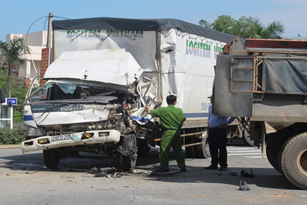 Đầu xe tải nát bét khi tông vào xe ben, tài xế nguy kịch