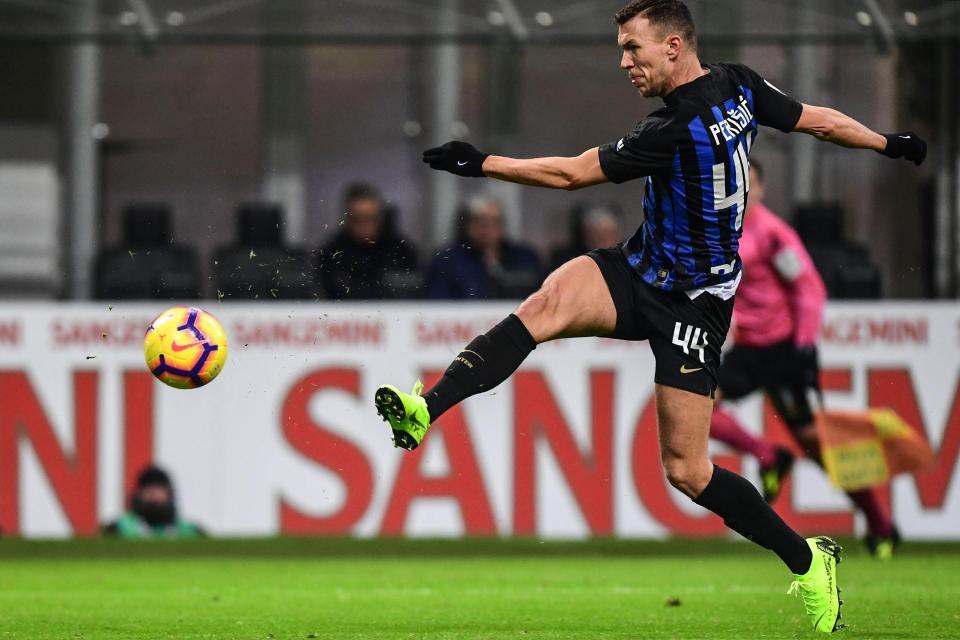 MU hỏi mua gấp Perisic, HLV Chelsea mắng Hazard