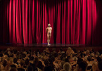 Nhà hát chật ních khán giả nude ngồi xem kịch khỏa thân