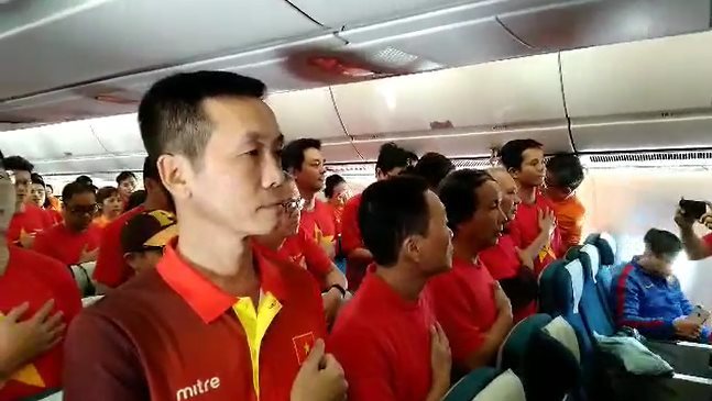 MC Phan Anh và CĐV Việt Nam hát quốc ca trên máy bay tới UAE