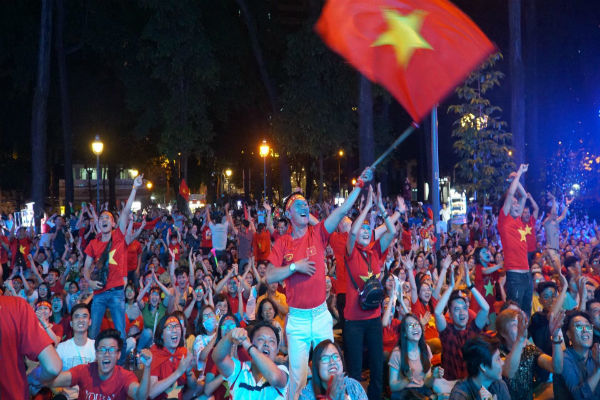 Nghìn người hâm mộ Sài Gòn đổ về đường Lê Duẩn cổ vũ tuyển Việt Nam