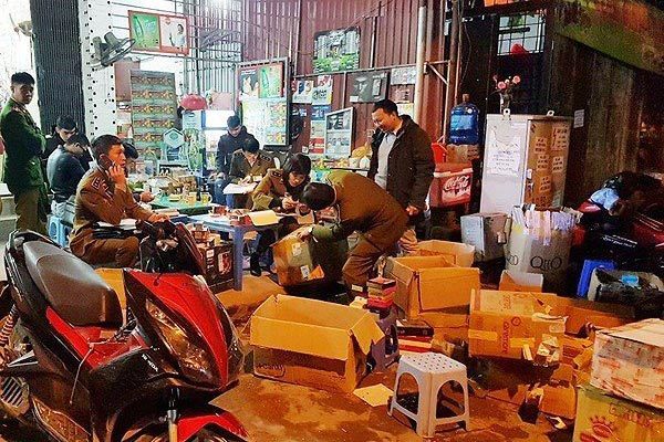 Hà Nội: Cảnh sát đột kích biệt thự, thu giữ hàng nghìn sản phẩm kích dục