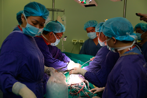 Bác sĩ Việt cứu bệnh nhân người Mỹ mủn hết mạch máu