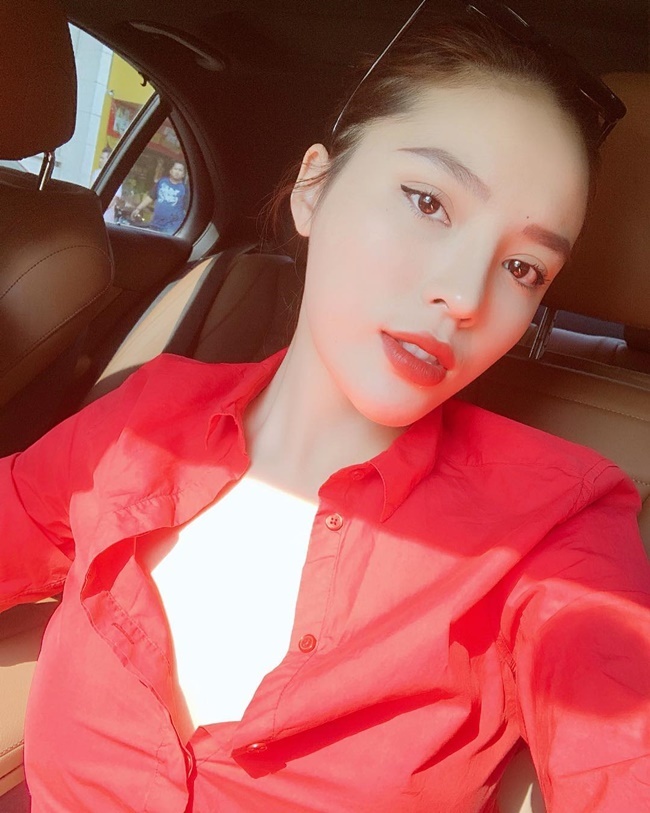 MC nói 7 thứ tiếng của VTV khoe ảnh quyến rũ