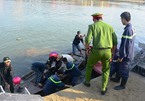 Chồng lao ô tô chở vợ và 2 con xuống sông Hoài, 3 người chết