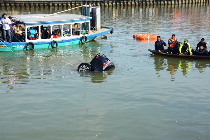 Lao ô tô xuống sông Hoài: Lặng người cảnh vớt thi thể bé trai 6 tuổi