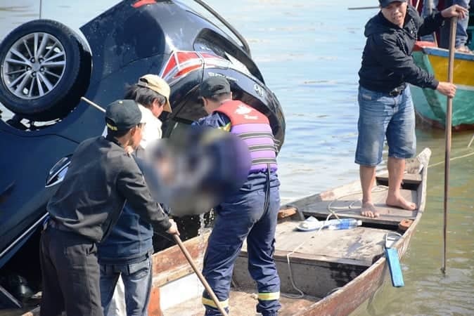 Lao ô tô xuống sông Hoài: Lặng người cảnh vớt thi thể bé trai 6 tuổi