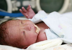 Bé trai đầu tiên tại Trung Quốc được sinh ra từ tử cung bà ngoại