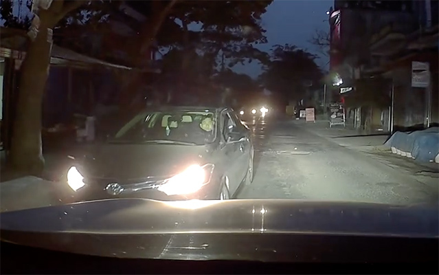 Bật đèn pha chói lóa, tài xế suýt bị đâm xe để dằn mặt