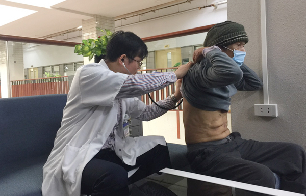 Người đàn ông ho ra cả cốc máu, BS Bạch Mai bất ngờ khi tìm ra thủ phạm