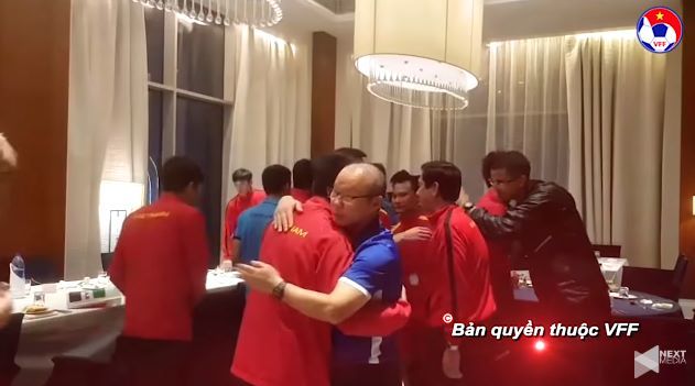 Xúc động hình ảnh thầy Park ôm động viên từng học trò