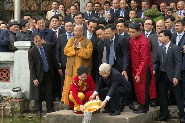 Tổng bí thư, Chủ tịch nước và phu nhân cùng kiều bào thả cá tiễn ông Táo