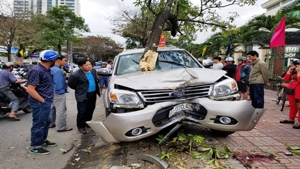 Xế hộp tông 2 mẹ con đứng chờ xe: Con tử vong, mẹ đang rất yếu