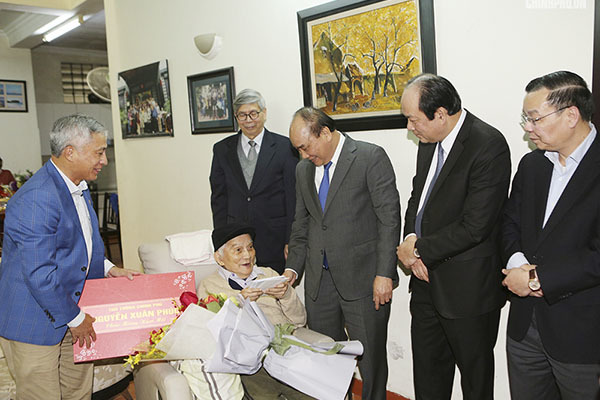 Thủ tướng chúc Tết các nhà khoa học, nhân sĩ trí thức