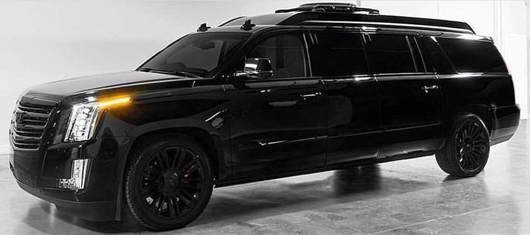 Đứng cạnh chiếc xe này, Rolls-Royce Cullinan cũng hoá bình thường