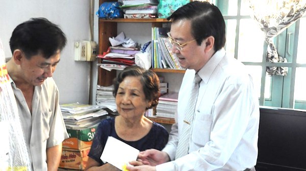 Giáo viên TP.HCM không được đi chúc, tặng quà Tết cho sếp