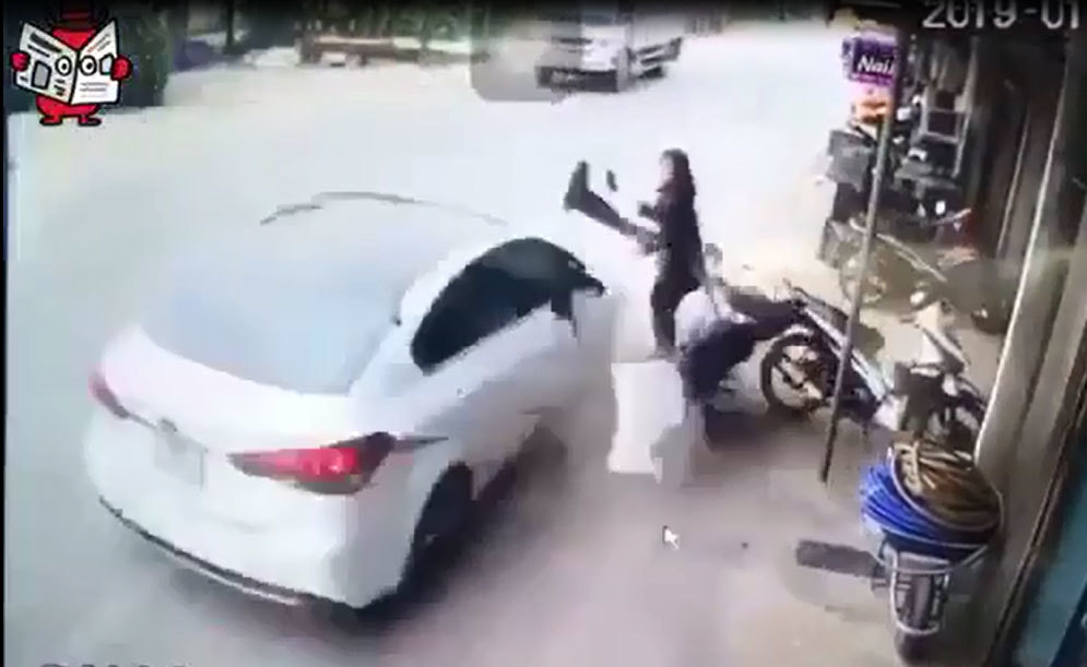 Ô tô bất ngờ lao lên vỉa hè, người phụ nữ may mắn thoát chết