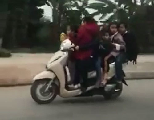 Người phụ nữ đi xe máy chở 5 đứa trẻ cực nguy hiểm