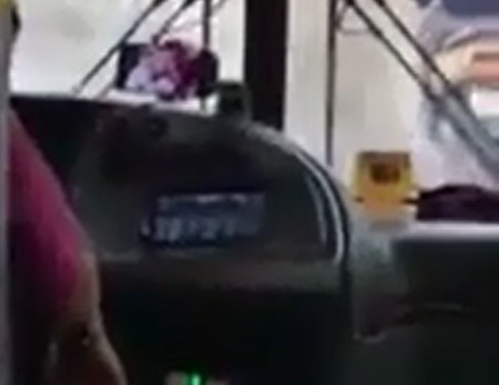 Tài xế xe buýt vừa điều khiển xe vừa... xem phim trên smartphone