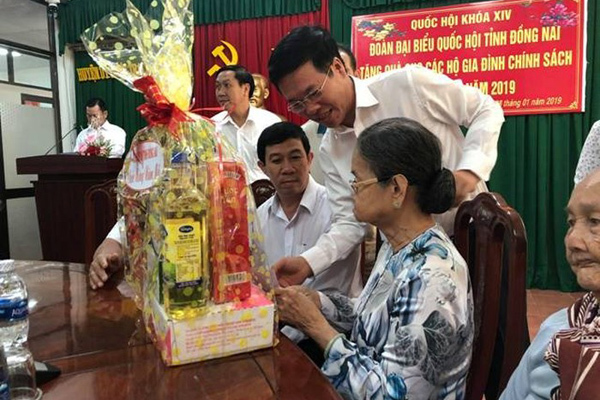 Ông Võ Văn Thưởng tặng quà gia đình chính sách tại Đồng Nai