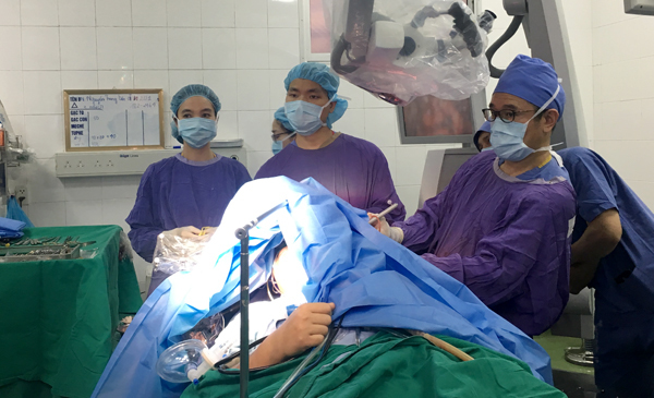 Doanh nhân Hà Nội vừa phẫu thuật u não vừa hát quốc ca trên bàn mổ