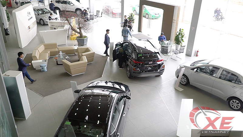 Sát Tết, xe ế giảm mạnh, khách lại là thượng đế