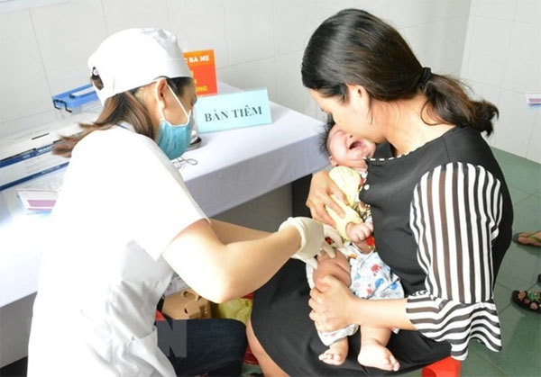 Tiêm vắc xin Combe Five hơn 200 trẻ miền Tây nhập viện theo dõi