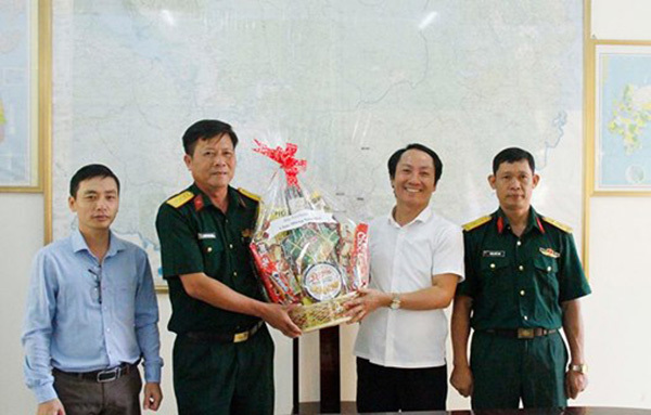 Trao 80 suất quà Tết cho cán bộ chiến sĩ Quân đoàn 4