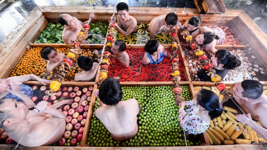 Nam nữ cởi trần tắm trong nồi lẩu: Thú chơi 'lầy lội' đón Tết