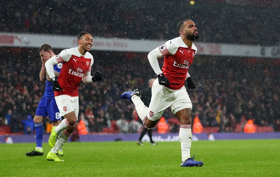 Aubameyang, Lacazette giúp Arsenal áp sát top 4