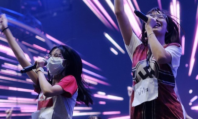 Nữ ca sĩ trẻ Thái Lan cầu xin sự tha thứ vì diện áo nhạy cảm