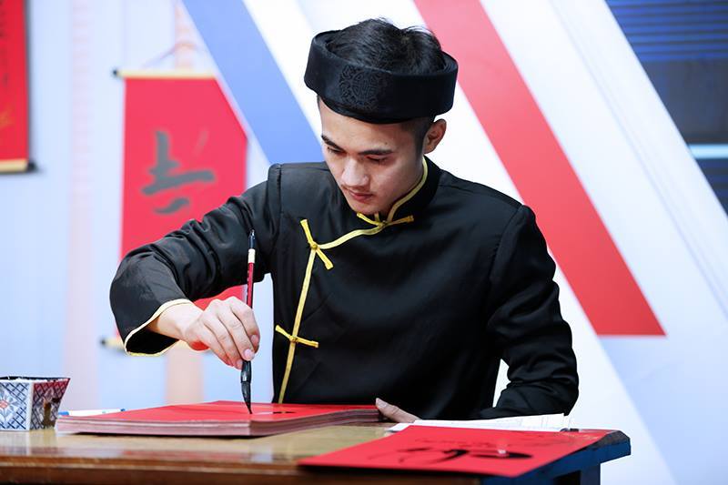 Đang tặng chữ Thư pháp hợp mệnh, phát tài năm 2019 tại báo VietNamNet