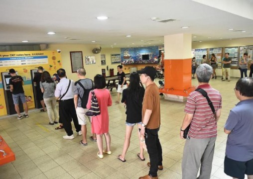 Người Singapore xếp hàng nhiều giờ để đổi tiền mới