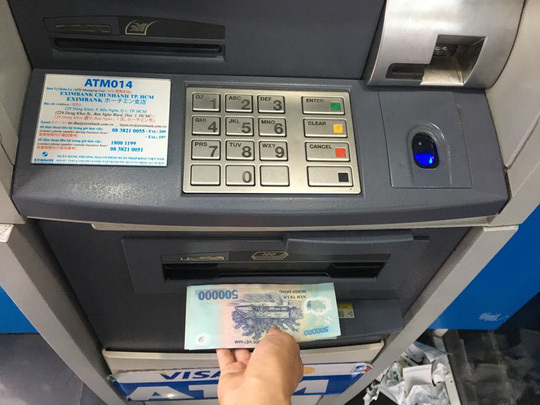 Sẽ xử phạt ngân hàng để máy ATM hết tiền, không hoạt động