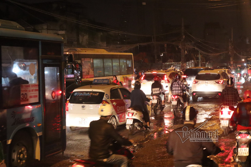 Hà Nội sát Tết: Tắc từ ngõ ra phố, từ trưa đến đêm