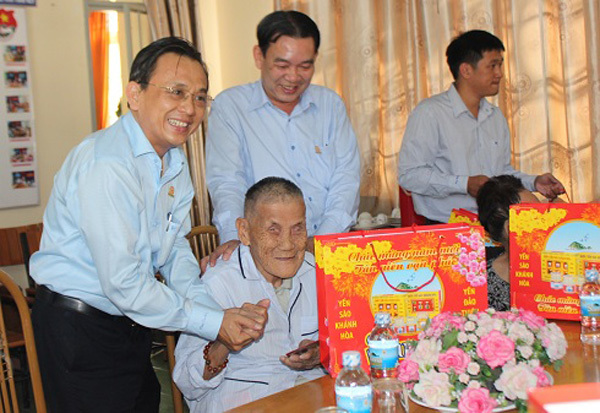 Công ty Yến sào Khánh Hòa trao hơn 570 suất quà Tết cho người có công, người nghèo và đối tượng bảo trợ xã hội