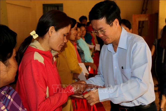 Trưởng Ban Tuyên giáo TƯ thăm, tặng quà gia đình chính sách tại Bình Thuận