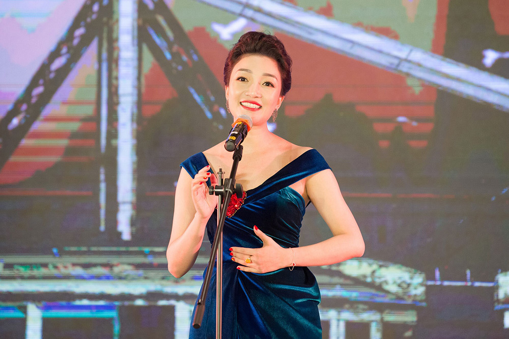 Phạm Thu Hà xúc động hát ‘Bài ca hy vọng’ chào năm mới