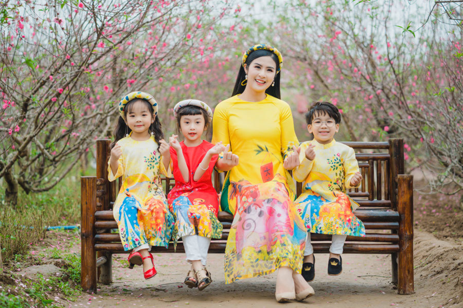 Khoảnh khắc đẹp của Ngọc Hân với các bé trong vườn đào