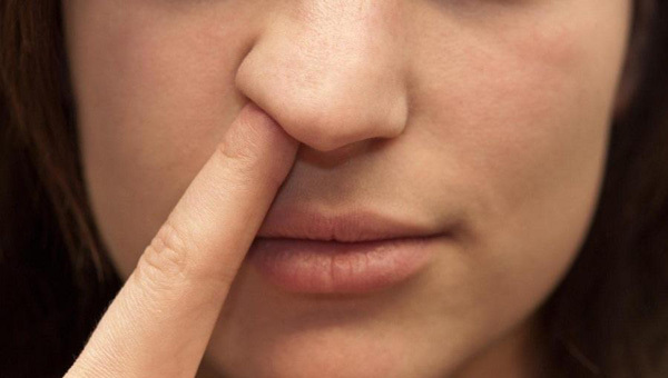 Dùng tay ngoáy mũi, người phụ nữ mắc căn bệnh nguy hiểm