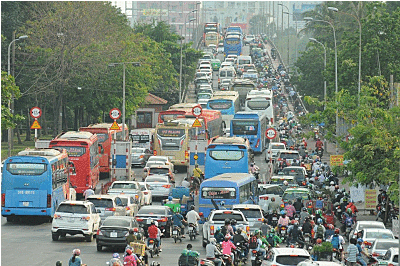 Đường phố, bến xe Sài Gòn ken cứng người về quê ngày 26 Tết