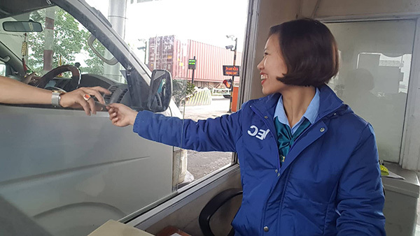 Món quà đặc biệt ngày Tết của nhân viên thu phí đường cao tốc