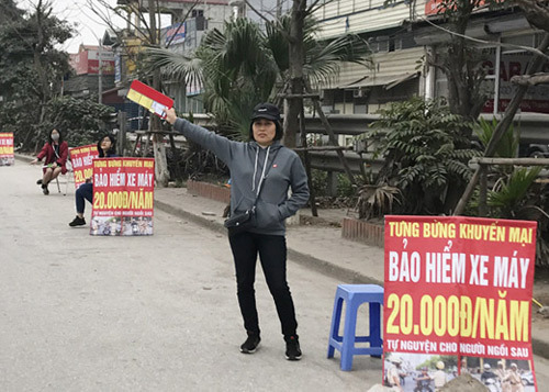 Xe máy đổ về quê ăn Tết, dân Hà Nội ra đường làm điều rất lạ