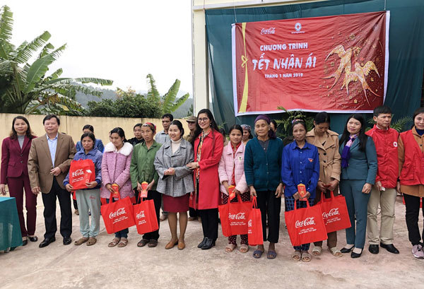 Coca-Cola tặng hơn 7.000 phần quà dịp Tết