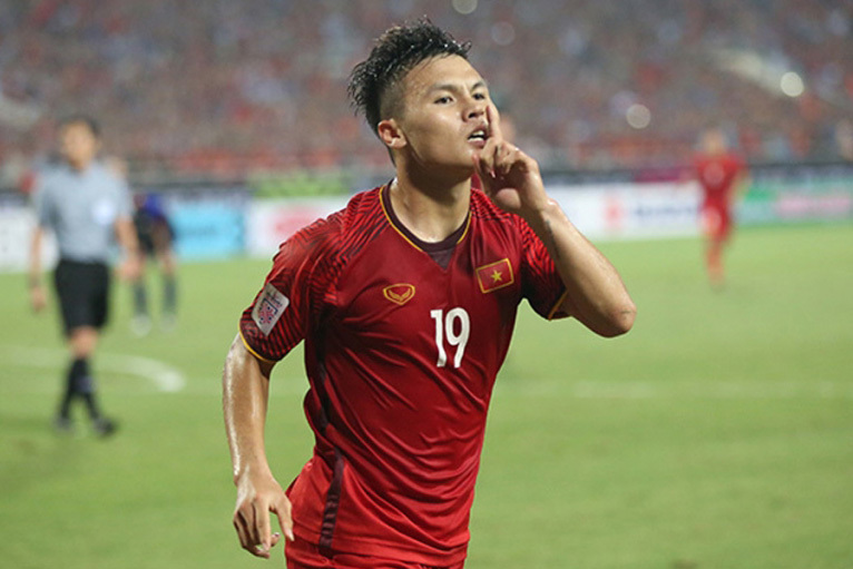 Quang Hải: Hãy cùng đón xem hình ảnh của chàng trai Quang Hải, cầu thủ nổi tiếng của bóng đá Việt Nam, với những pha bóng kỹ thuật và ngẫu hứng đầy sức sống.