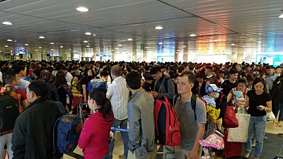 Sân bay Tân Sơn Nhất 'nêm cứng' người, lập kỉ lục 900 chuyến bay/ngày