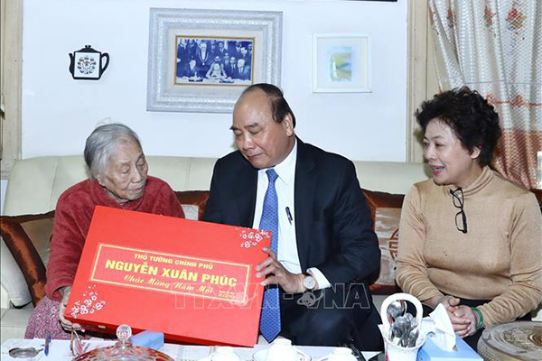 Thủ tướng thăm hỏi nguyên lãnh đạo Đảng, Nhà nước